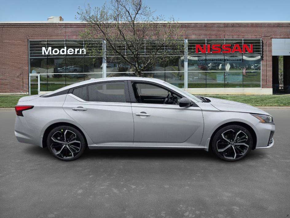 2025 Nissan Altima SR photo 4