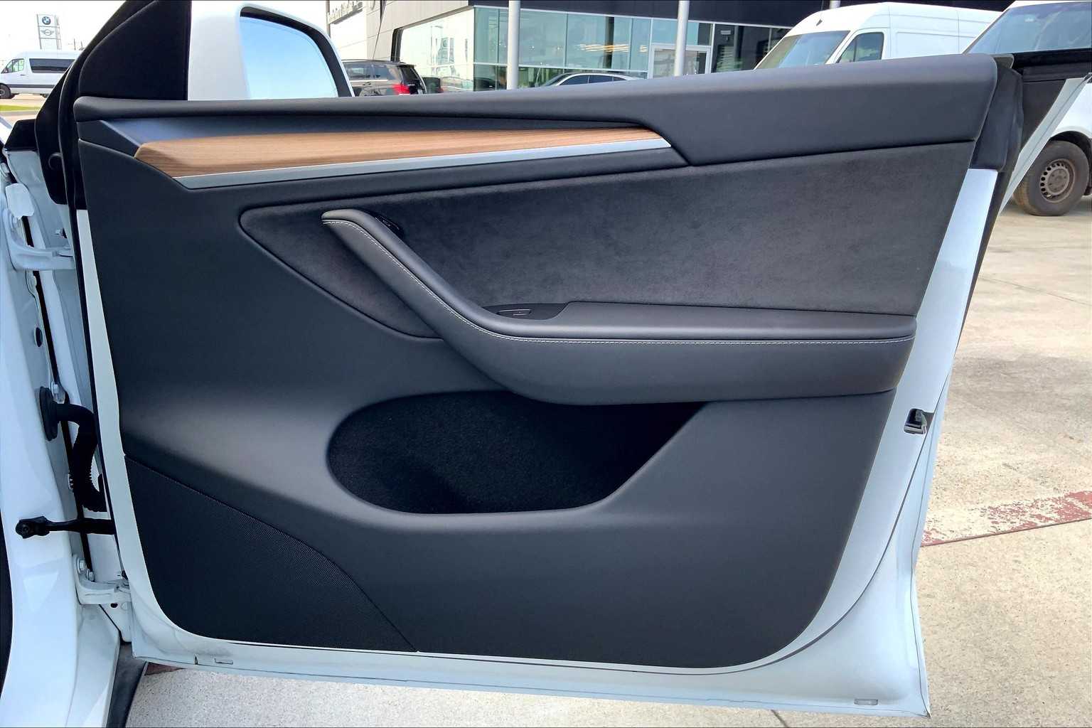 2024 Tesla Model Y Long Range photo 16