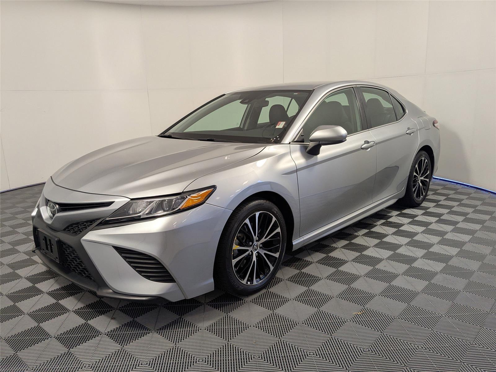 2020 Toyota Camry SE's photo
