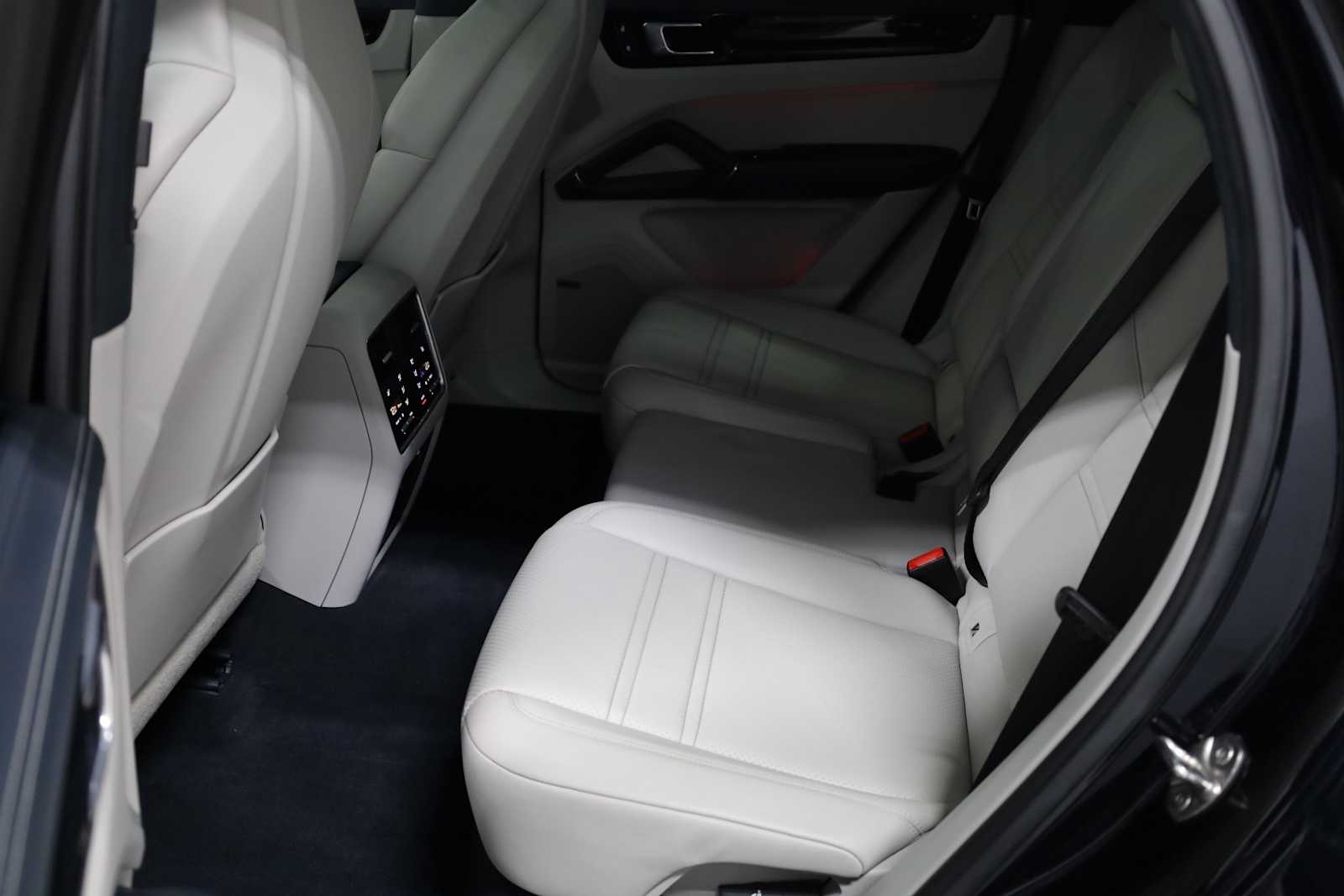 2023 Porsche Cayenne Coupe photo 31