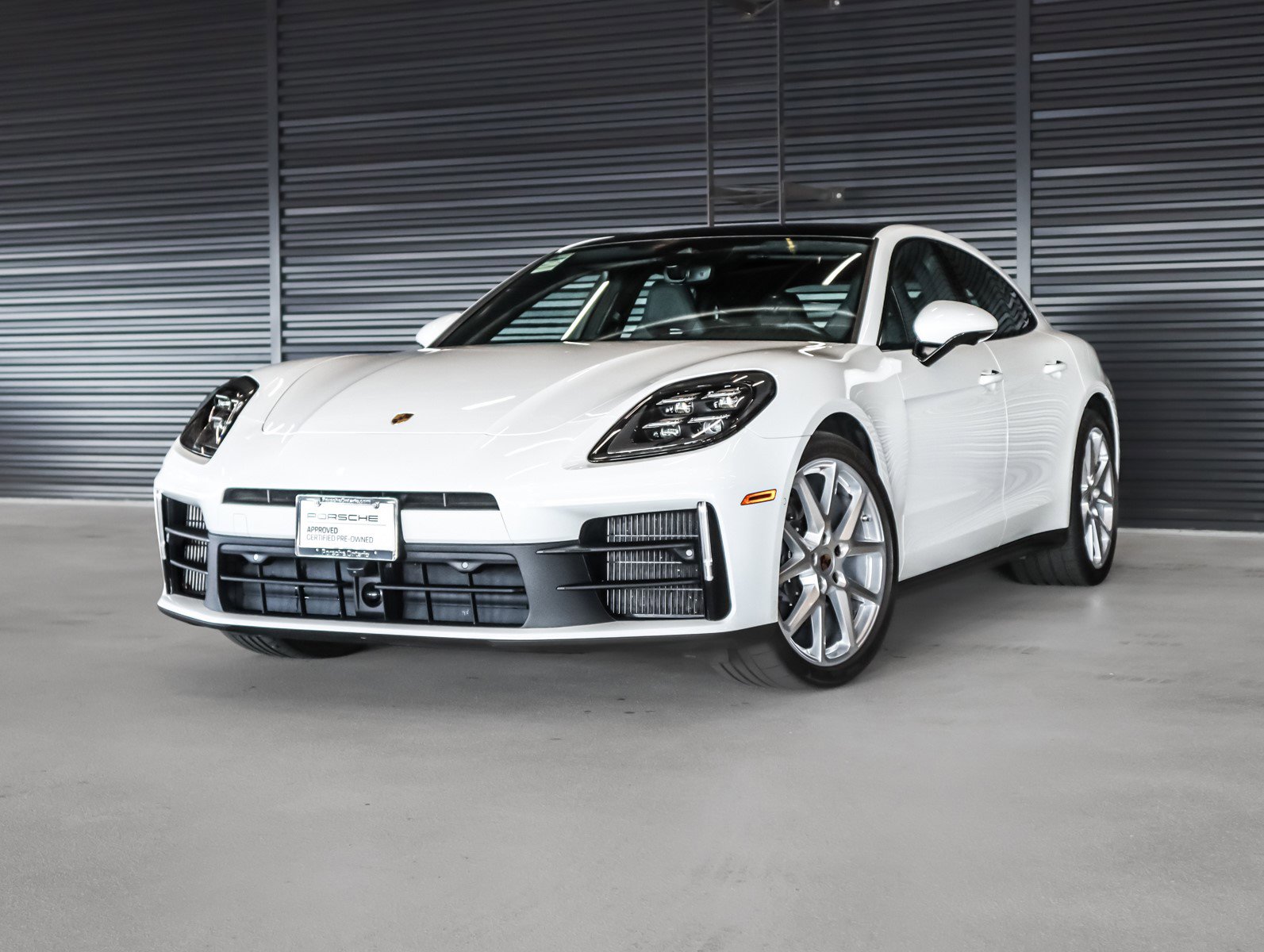 2025 Porsche Panamera Base's photo