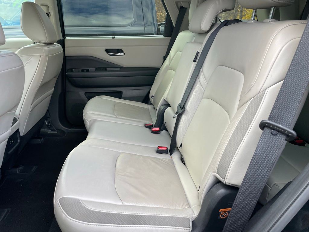 2022 Nissan Pathfinder SL photo 2