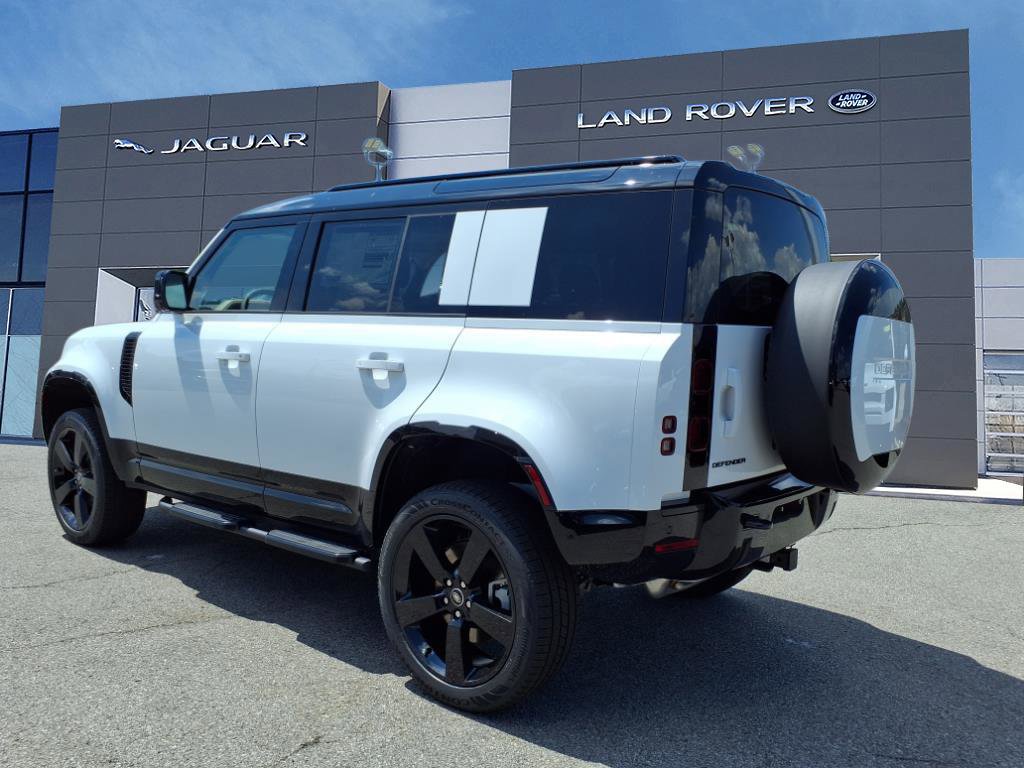 2025 Land Rover Defender 110 X-Dynamic SE photo 3