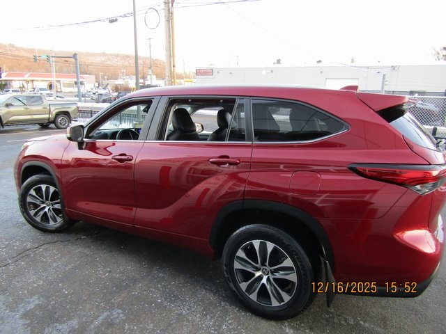 Image of Pre-Owned 2023 Toyota Highlander XLE 4D Sport Utility AWD