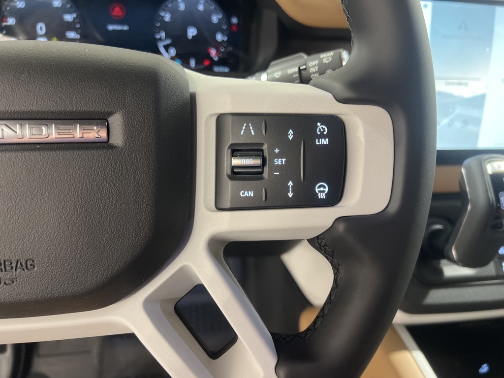 2025 Land Rover Defender 110 X-Dynamic SE photo 13