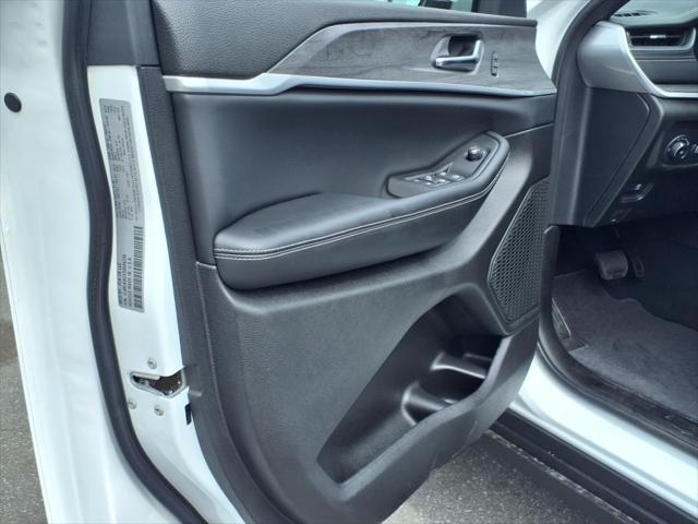 2025 Jeep Grand Cherokee Limited photo 2