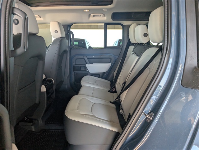 2025 Land Rover Defender 110 S photo 4