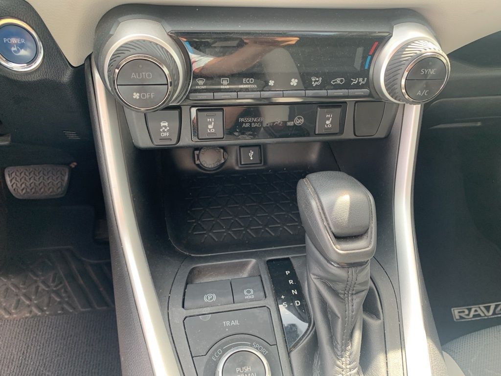2020 Toyota RAV4 Hybrid XLE photo 7