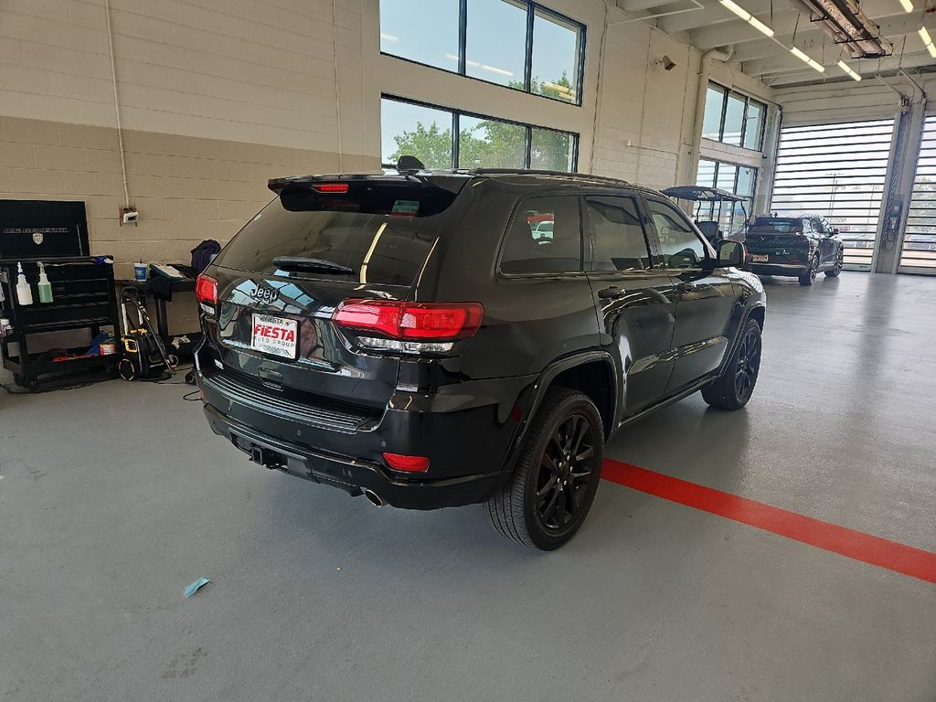 2021 Jeep Grand Cherokee Laredo X photo 3