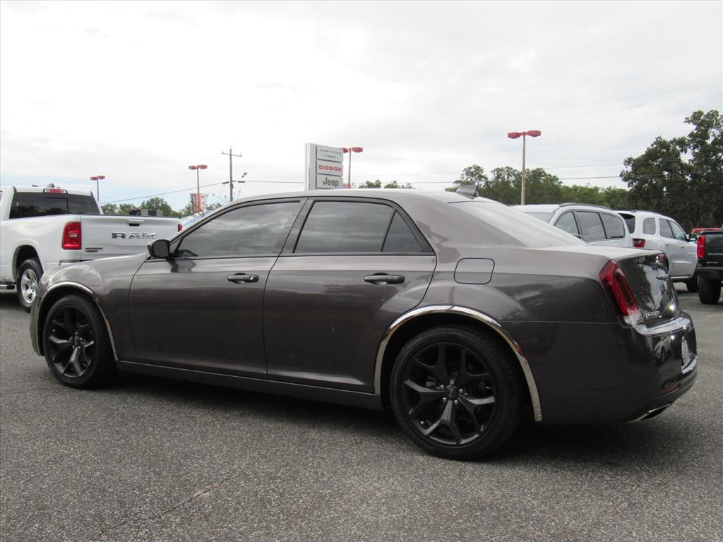 2022 Chrysler 300 Touring photo 3