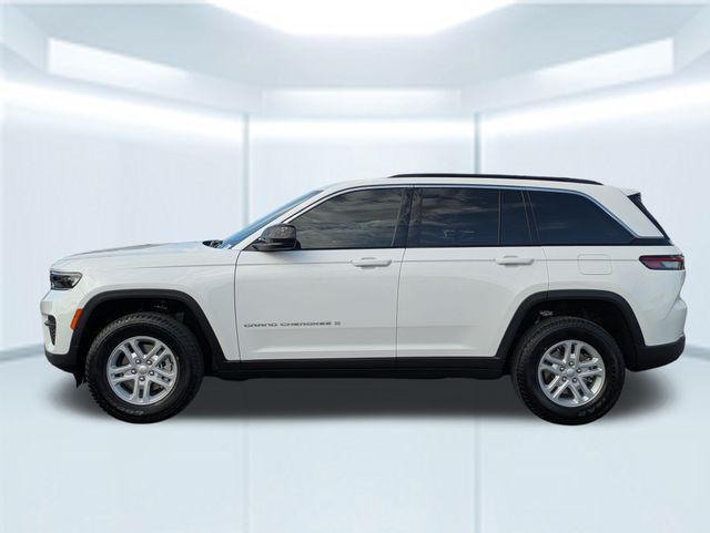 2025 Jeep Grand Cherokee Laredo photo 2