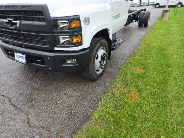 2024 Chevrolet Silverado 6500HD Work Truck photo 3