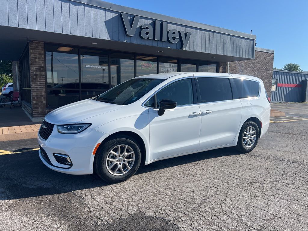 2024 Chrysler Pacifica Touring L photo 2