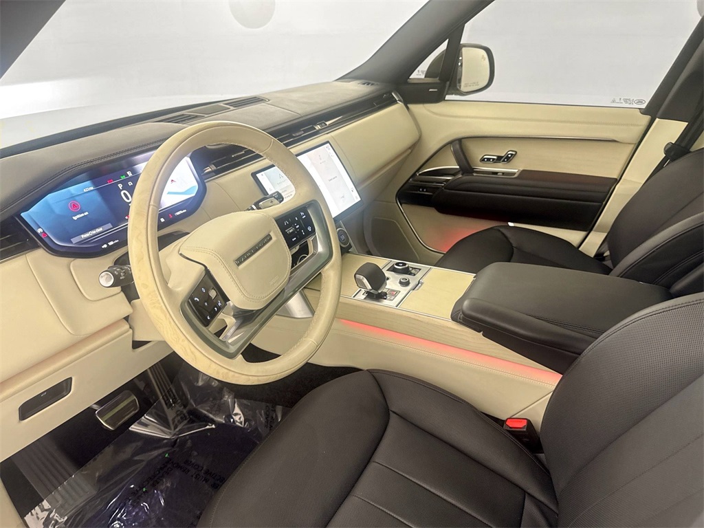 2023 Land Rover Range Rover SE photo 9