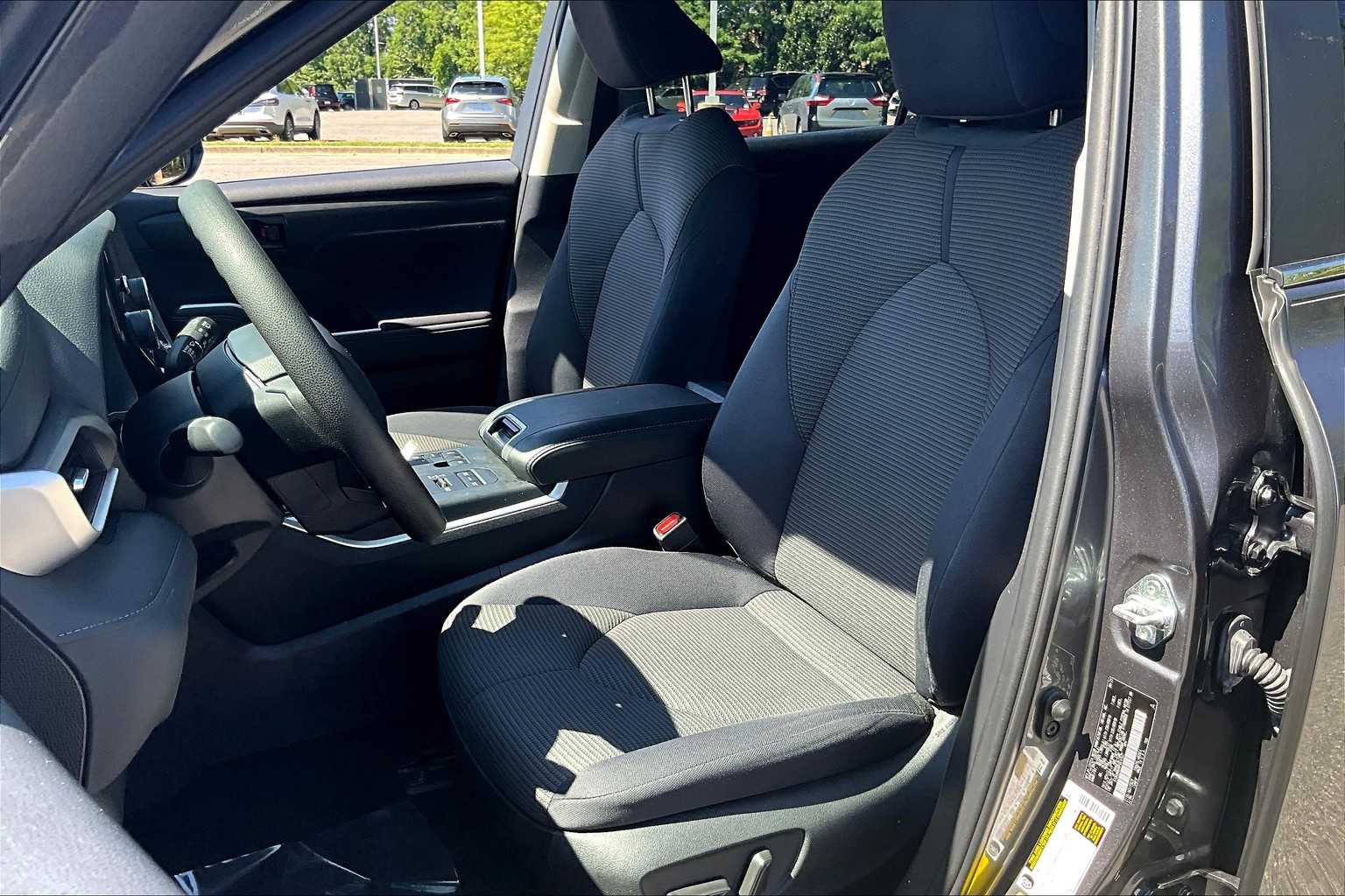 2023 Toyota Highlander L photo 6