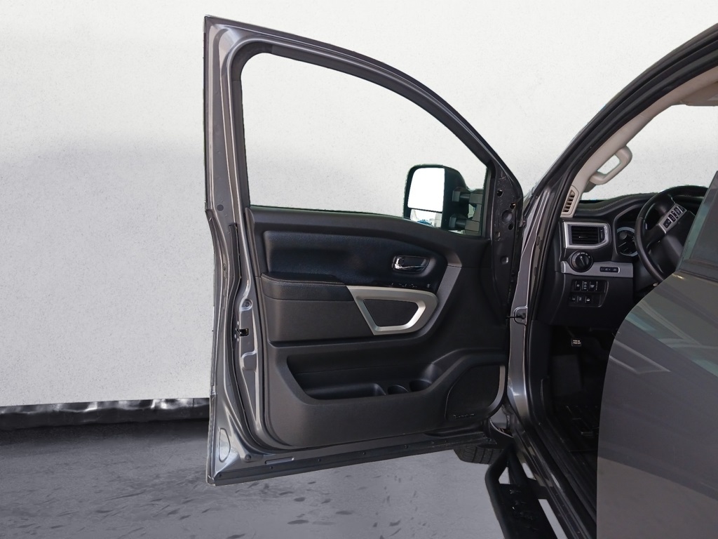 2018 Nissan Titan PRO-4X photo 10