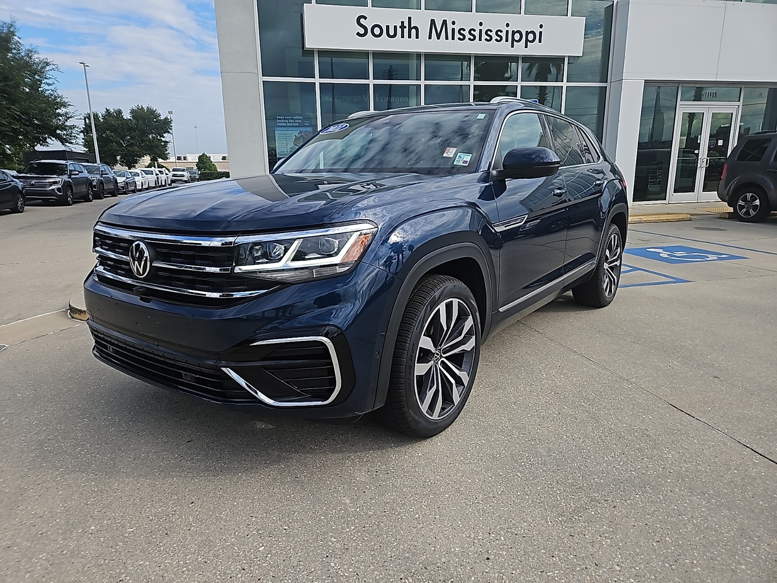 2022 Volkswagen Atlas Cross Sport V6 SEL Premium R-Line photo 2