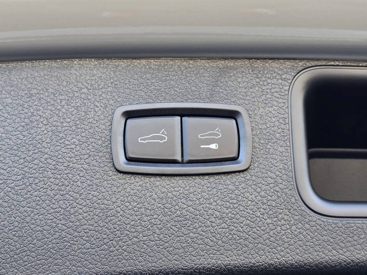 2025 Porsche Macan T photo 7