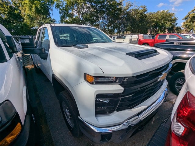 2025 Chevrolet Silverado 2500HD photo 2
