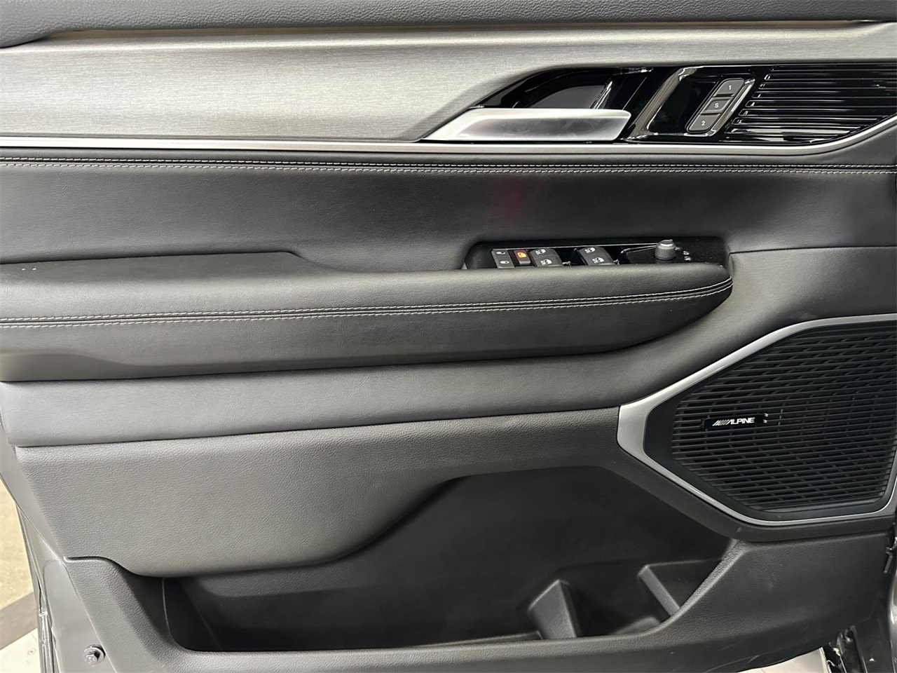 2025 Jeep Wagoneer Series II Carbide photo 10
