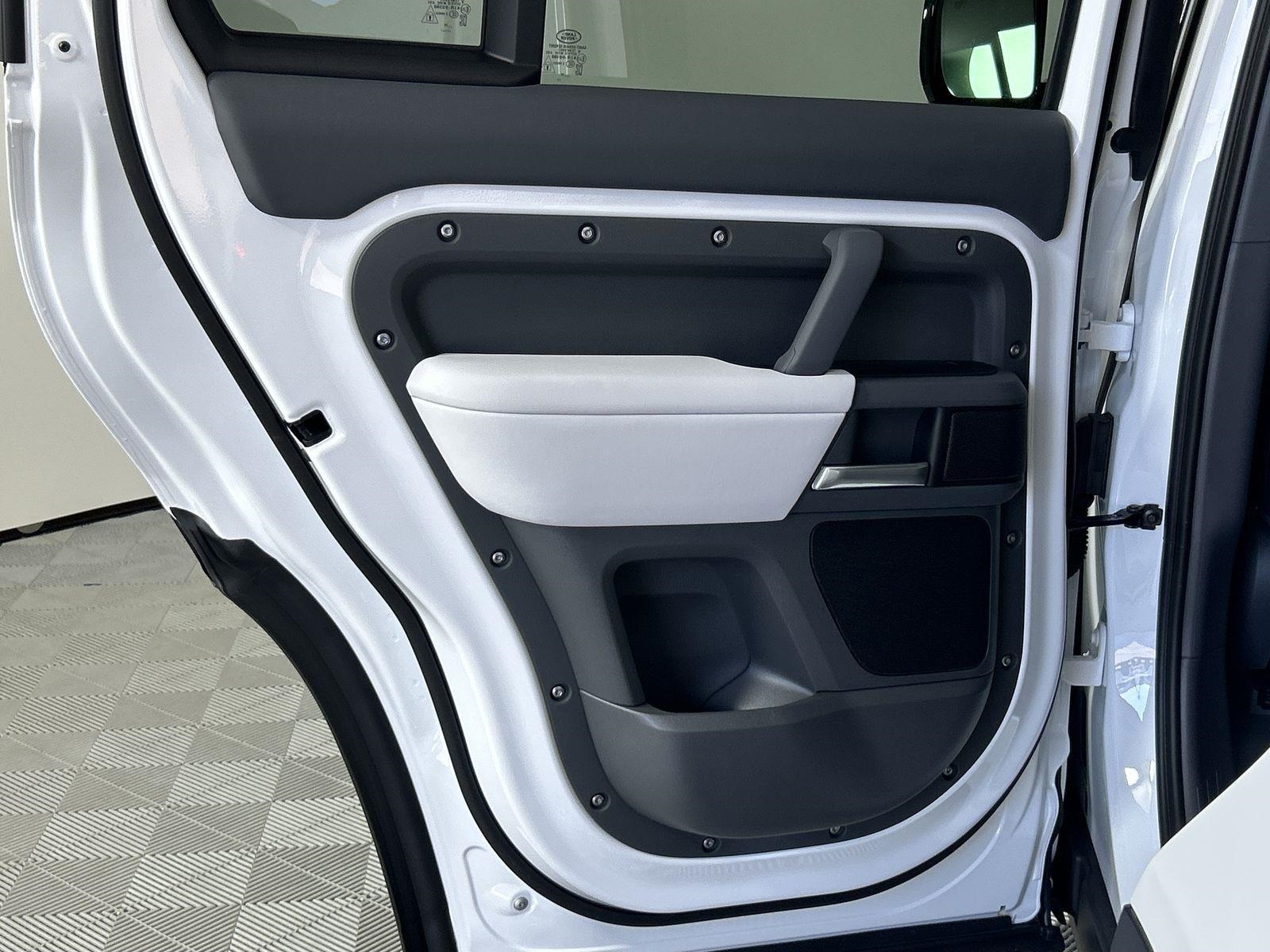 2025 Land Rover Defender 110 S photo 26