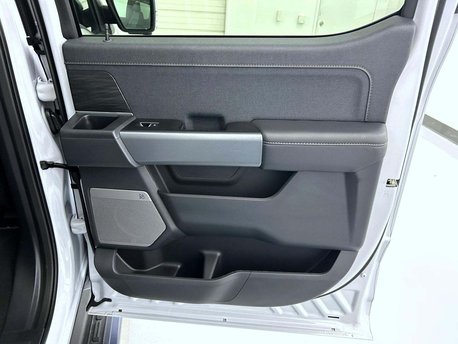2025 Ford F-150 Lightning Lariat photo 14