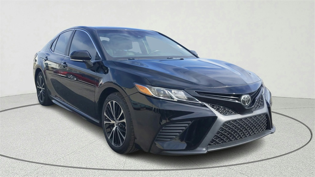 2018 Toyota Camry SE's photo