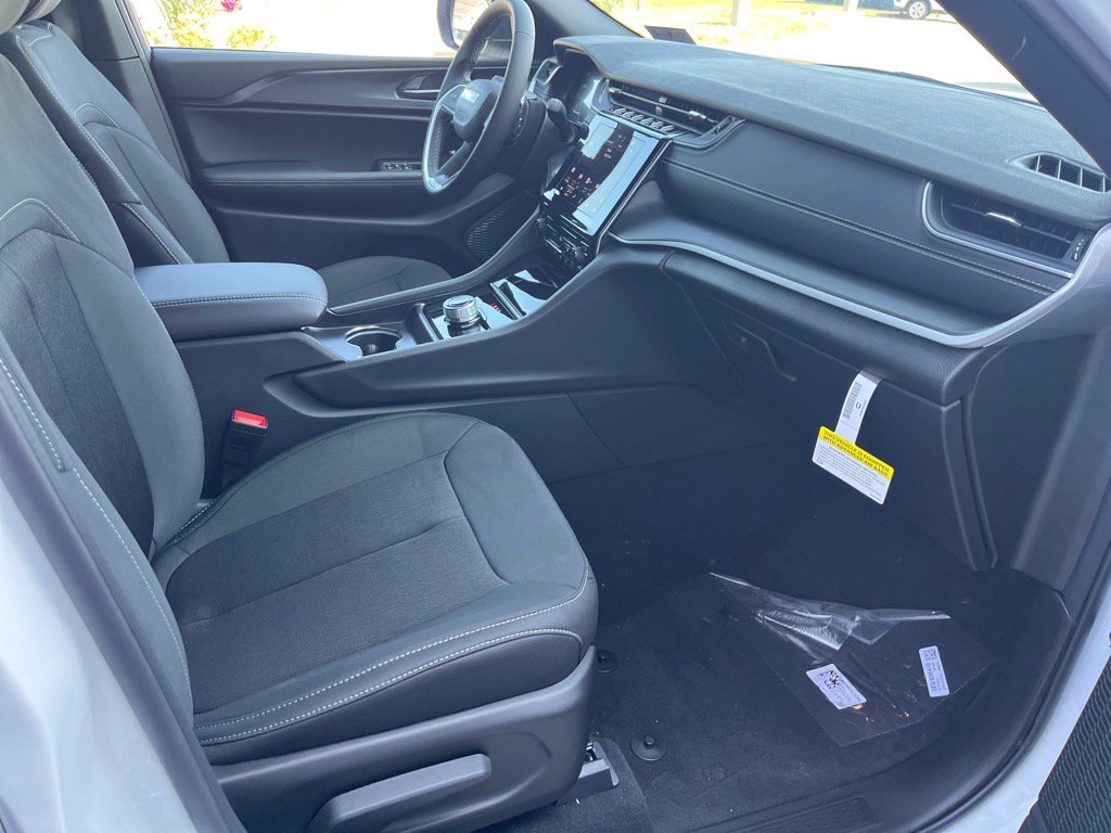 2025 Jeep Grand Cherokee Laredo Altitude photo 16
