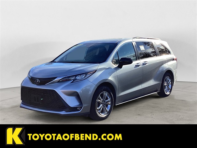 2022 Toyota Sienna XSE's photo
