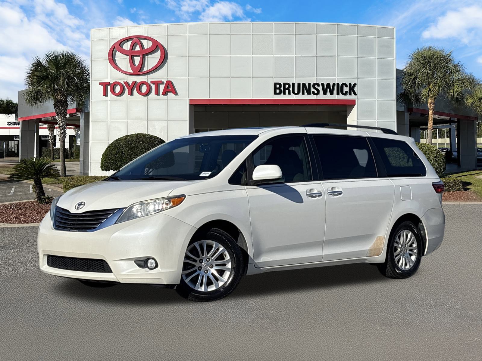 2017 Toyota Sienna XLE Premium's photo
