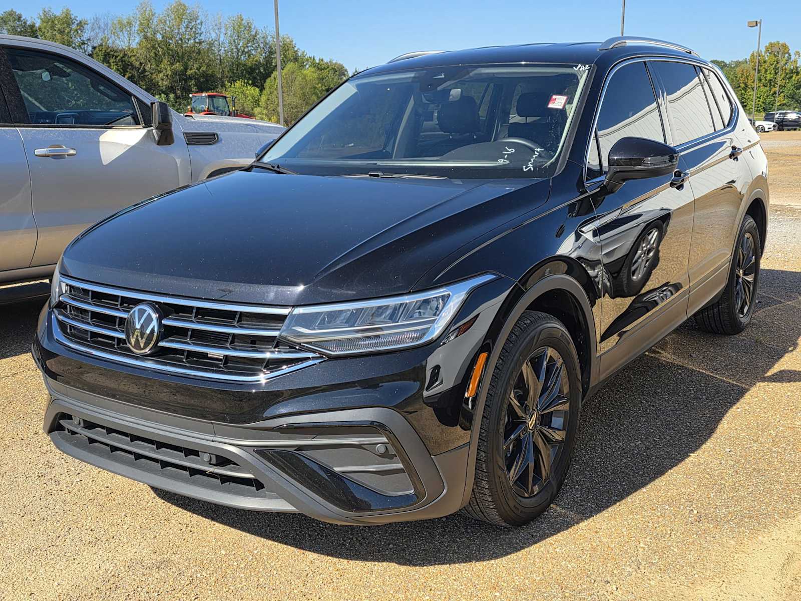 2024 Volkswagen Tiguan SE Wolfsburg Edition photo 2