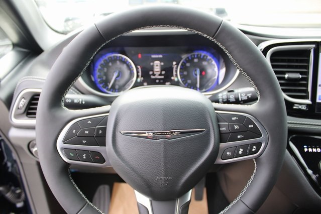 2025 Chrysler Pacifica photo 2