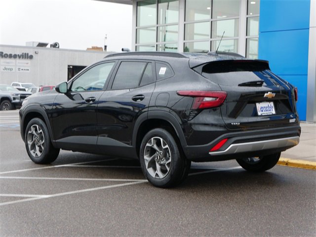 2025 Chevrolet Trax LT photo 2