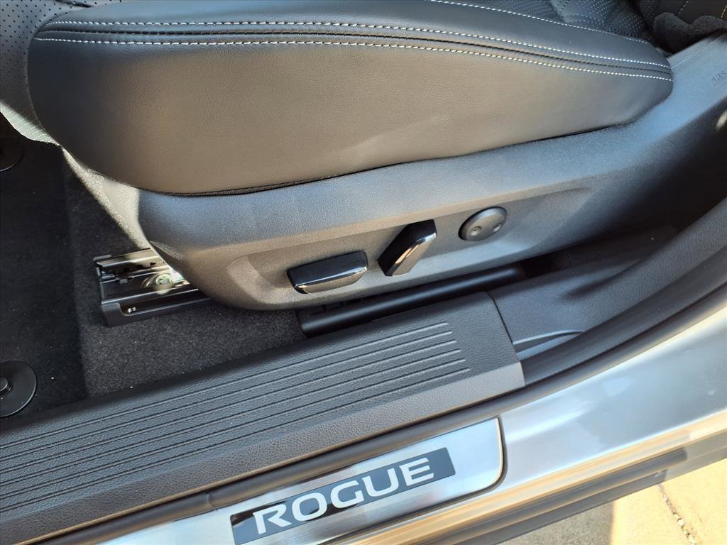 2026 Nissan Rogue Platinum photo 9