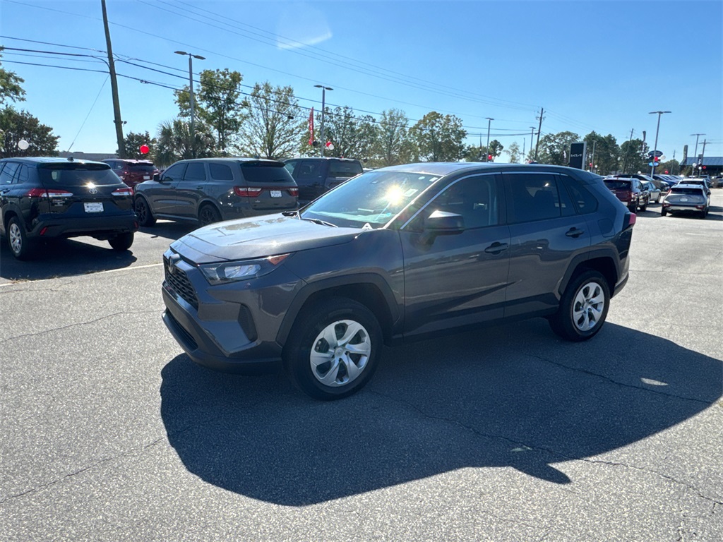 2022 Toyota RAV4 LE photo 2