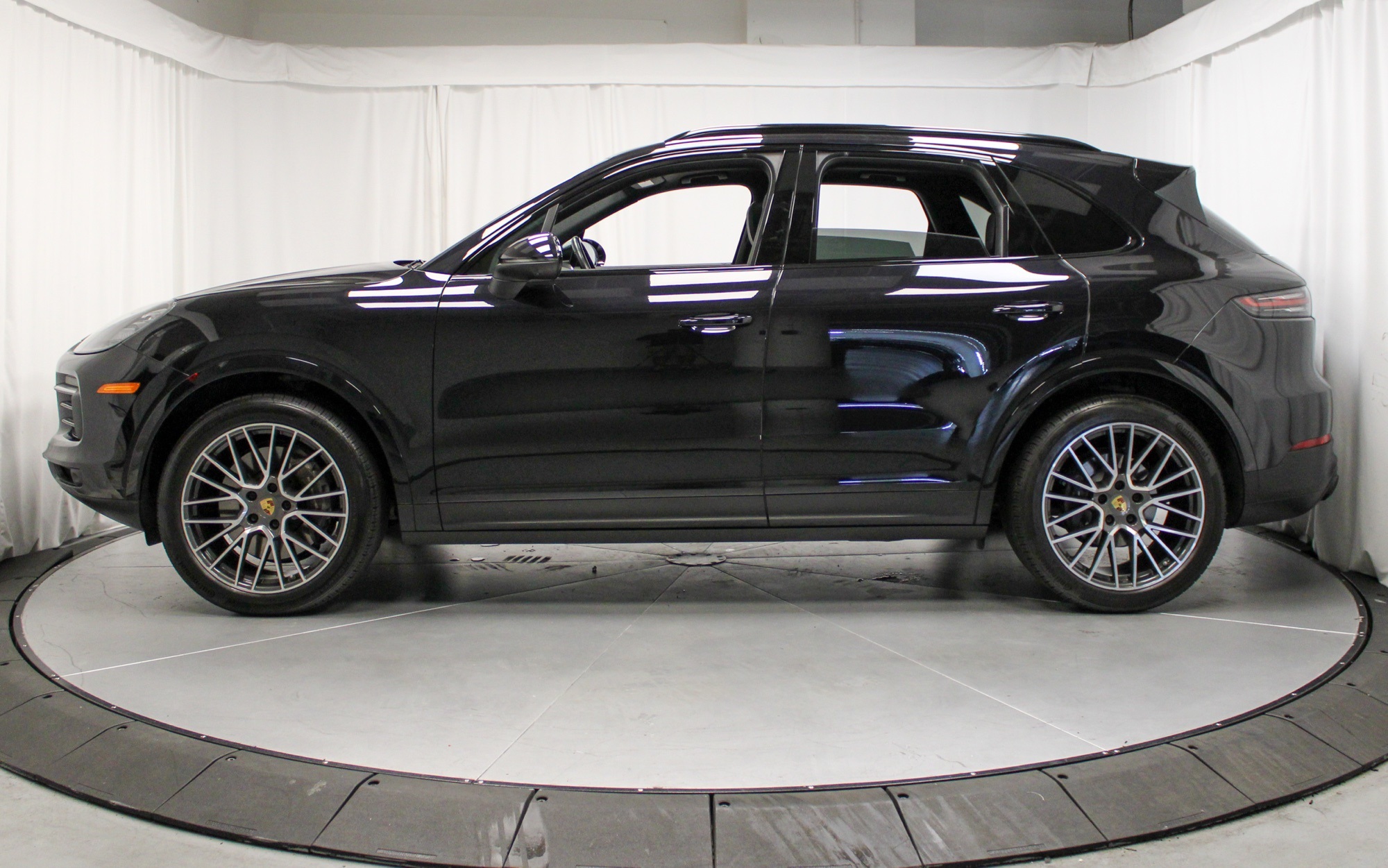 2022 Porsche Cayenne Base photo 2