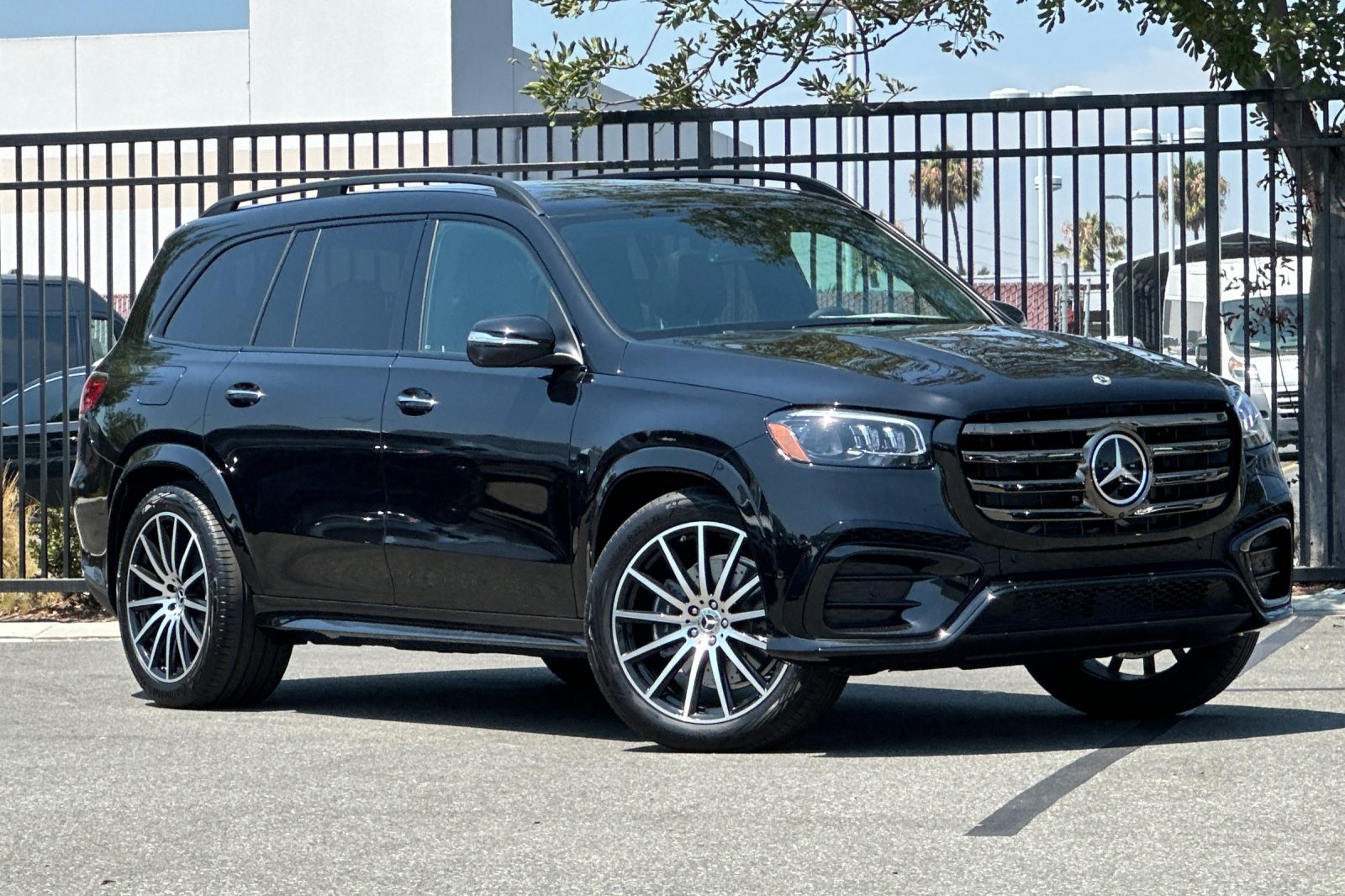 2025 Mercedes Benz GLS 450 4MATIC photo 2