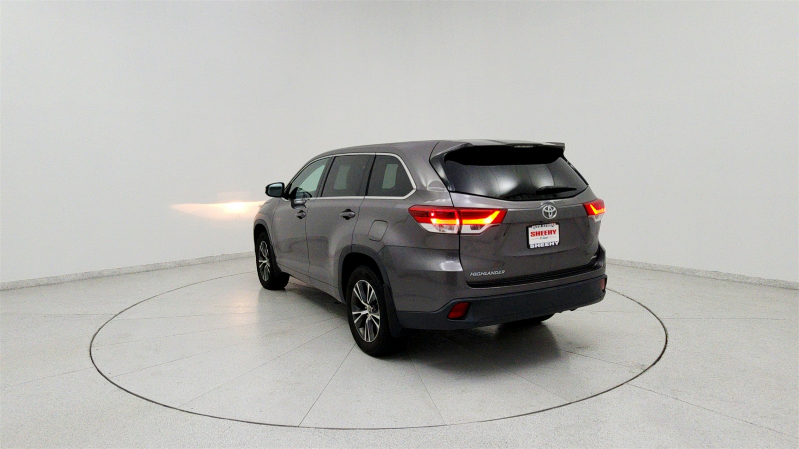2017 Toyota Highlander LE photo 4