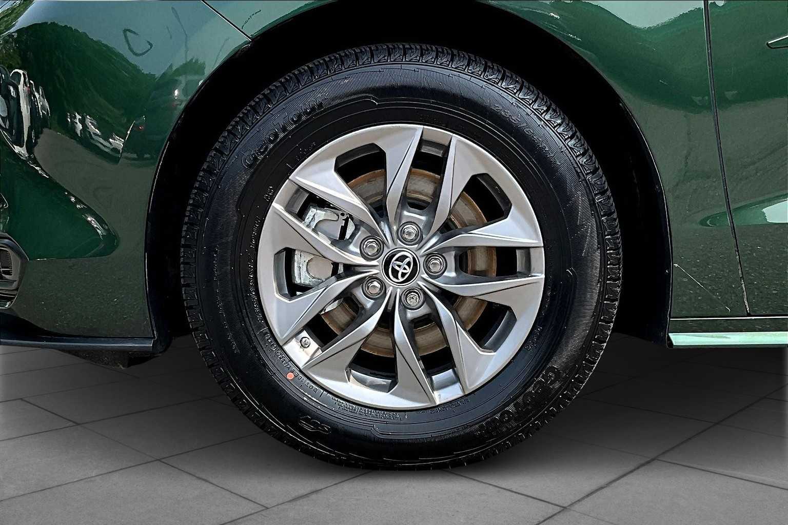 2024 Toyota Sienna LE photo 10