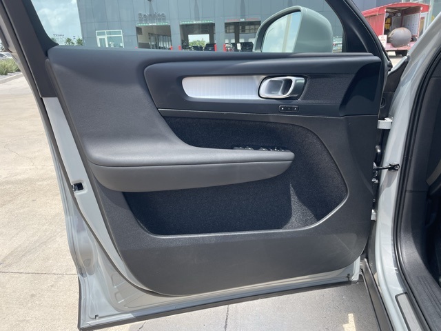 2024 Volvo XC40 Core photo 14