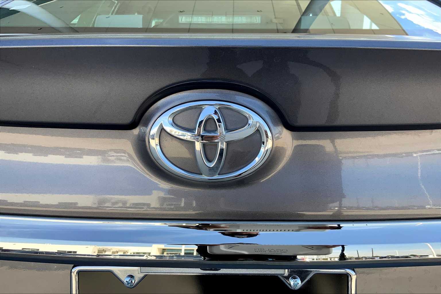 2017 Toyota Camry SE photo 9