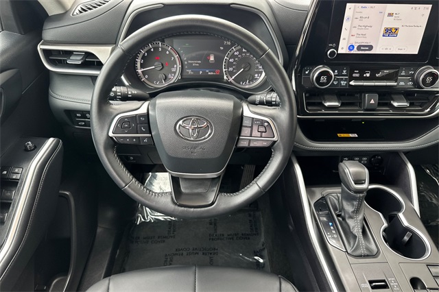 2025 Toyota Highlander XLE photo 14