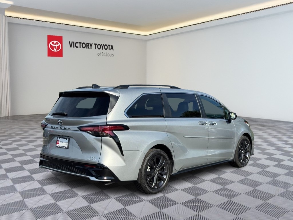 2022 Toyota Sienna XSE photo 3