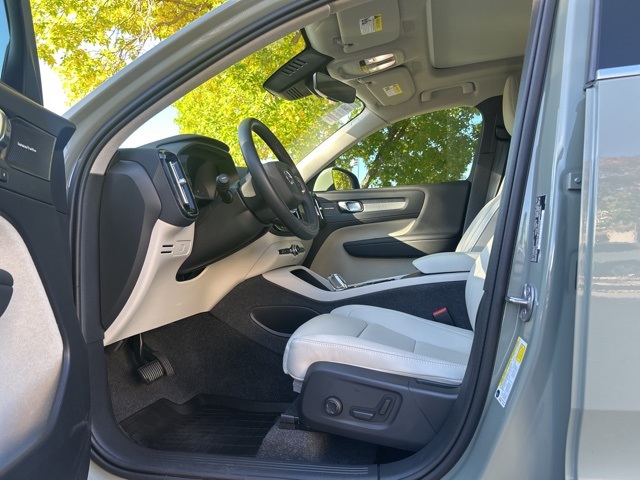 2025 Volvo XC40 Plus photo 10
