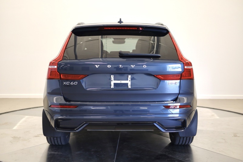 2023 Volvo XC60 B5 Plus photo 3