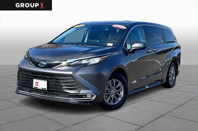 2023 Toyota Sienna XLE's photo