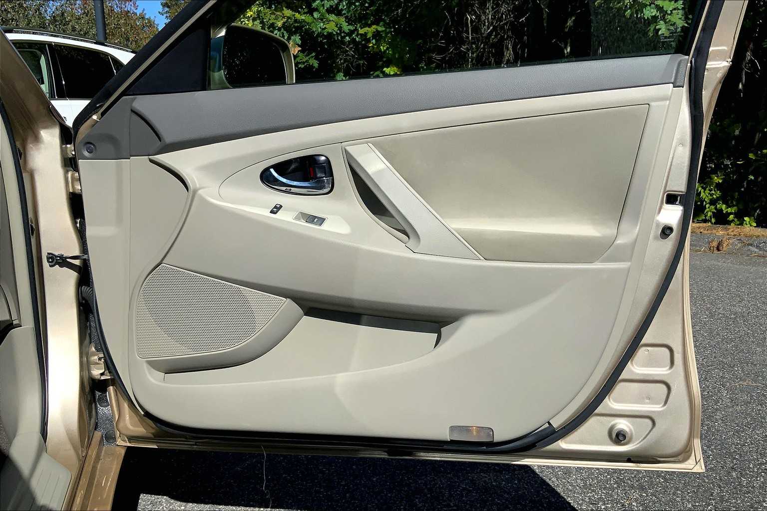 2010 Toyota Camry LE photo 21