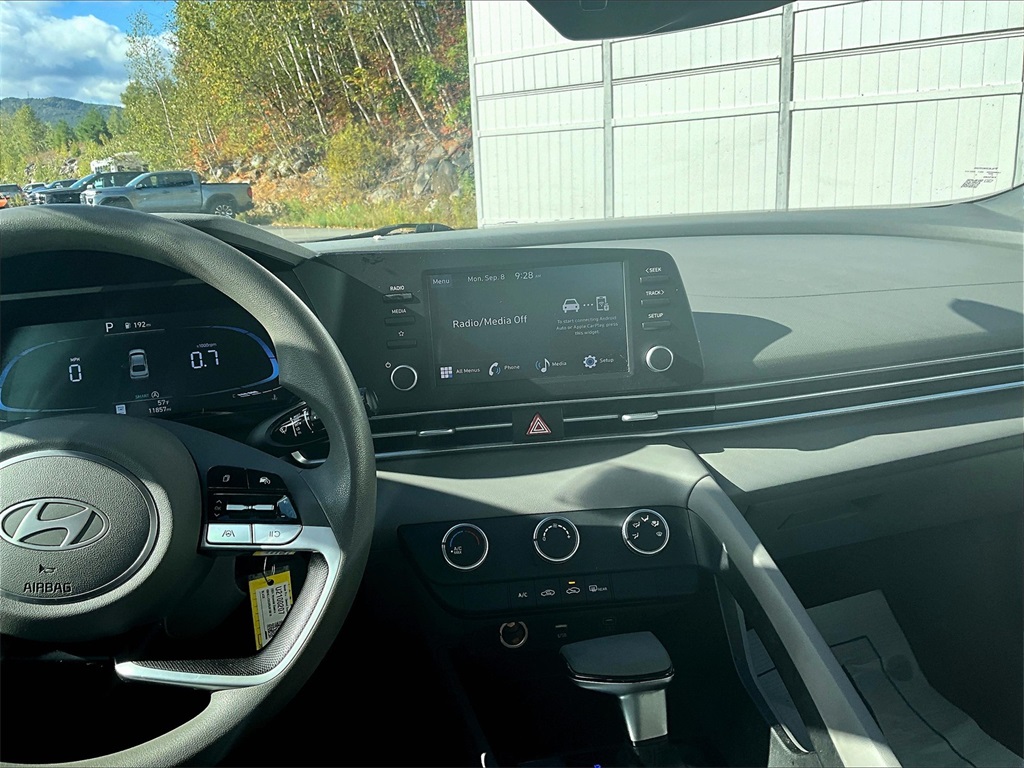 2024 Hyundai Elantra SE photo 17