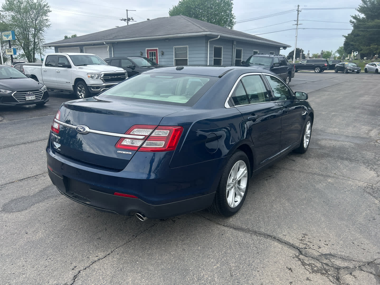 2016 Ford Taurus SE photo 2