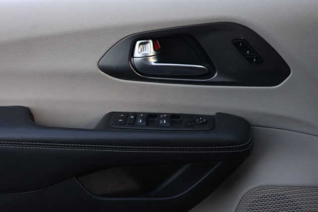 2023 Chrysler Pacifica Touring L photo 21